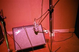 1280px-Pink-Guitar-Amp